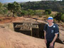 Äthiopien. Der Norden. Die einzigartigen Felsenkirchen von Lalibela. Diese wurden im 12. und 13. Jahrhundert in mühevoller Handarbeit aus den riesigen Felsen gehauen. Der Legende nach vollendeten nachts die Engel das Wunder. Die berühmte Georgskirche.