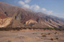 Argentinien. Das Dorf Maimara liegt, umgeben von vielfarbigen Bergen, inmitten der Humahuaca-Schlucht.