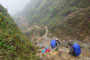 Karibikinsel Dominica. Eine der spannendsten Touren in der Karibik ist die Wanderung zum Boiling Lake. Für die ca. 13 km und 900 hm benötigt man etwa 6 Stunden. Dabei wird von steilen Abhängen bis zu vulkanischen Abgründen alles geboten. Perfekt. 