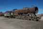 Bolivien. In der Nähe des Salar de Uyuni liegt der Cementerio de Trenes, ein Zugfriedhof, der an die Vergangenheit Uyunis als Eisenbahnknotenpunkt erinnert. Unzählige Lokomotiven und Waggons rosten hier ganz langsam vor sich hin.