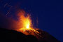 Süditalien. Insel Stromboli. Alle 20-30 Minuten schleudert der gleichnamige Vulkan Lava in 200 m Höhe. Seit der Antike wird er "Leuchtturm des Mittelmeeres" genannt. Aus relativ sicherer Entfernung kann man dieses einmalige Naturschauspiel bewundern.