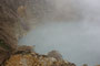 Karibikinsel Dominica. Willkommen am Boiling Lake, einem wahrhaftig kochenden See. Es dampft, schäumt und brodelt - ein einzigartiges Schauspiel der Natur. Durch unterirdische vulkanische Kräfte wird das Wasser des See´s auf ca. 100 °C erhitzt.