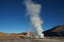 Chile. Das Geysirfeld von El Tatio. Jeden Morgen kurz vor Sonnenaufgang erwachen hier auf 4.300 m Höhe wie von Geisterhand Heißwasserfontänen und Dampfschwaden zum Leben. Bei minus 15°C ist dies ein eiskaltes Schauspiel.