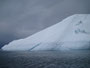 Grönland. Bootsfahrt im Polarmeer. Diese riesigen Eisberge sind Abbruchstücke des Inlandeises auf Grönland.