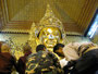 Myanmar. In der Stadt Mandalay. Besuch der Mahamyat Muni Pagode. Im Zentrum des Tempels thront der goldbeladene Mahamuni-Buddha. Er ist das Nationalheiligtum der Einheimischen. Bisher wurden von den Pilgern etwa 225 kg Blattgold an den Budhha geklebt.
