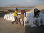 Expedition Danakil-Wüste. Der Afrera-See. Hier wird durch die natürliche Verdunstung des Wassers hochwertiges Salz gewonnen. Die Arbeitsbedingungen in der heißen Sonne sind unvorstellbar hart.