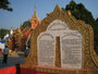 Myanmar. In der Stadt Mandalay. Die Kuthodaw-Pagode. Hier befinden sich die 729 Steintafeln mit der Lehre Buddhas.