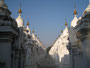 Myanmar. In der Stadt Mandalay. Die Kuthodaw-Pagode. Hier befinden sich die 729 Steintafeln mit der Lehre Buddhas.