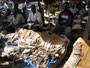 Mali. Marktbesuch. Auf dem Fetischmarkt findet man alles für den angehenden Voodoo-Experten. Vom Affenschädel bis zur Krokodilhaut.
