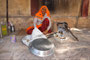Indien. Fathepur Sikri. Mittagspause mit frisch gebackenem Fladenbrot.