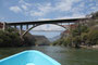 Mexico. Bootstour durch den grandiosen Sumidero-Canyon im Bundestaat Chiapas. Der Rio Grijalva hat hier in Jahrtausenden eine bis zu 1000 m tiefe Schlucht in die Felsen geschnitten.