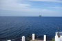 Süditalien. Die Insel Stromboli ist die nördlichste der Äolischen Inseln. Auf dem vorgelagerten Felsen befindet sich der Leuchtturm der Insel.
