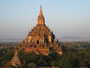 Myanmar. Bagan ist das weitläufigste buddhistische Ruinenfeld der Erde und eine der großartigsten Sehenswürdigkeiten Südostasiens. Mehr als 2.000 Tempel wurden hier über viele Jahrhunderte errichtet. 