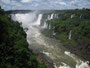 "Das große Wasser". Die beeindruckenden Wasserfälle von Iguazu´. An der Grenze zwischen Brasilien und Argentinien stürzen die Fluten des Rio Iguazu´ auf einer Breite von über 2.700 m in eine 75 m tiefe Schlucht.