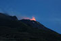 Süditalien. Insel Stromboli. Alle 20-30 Minuten schleudert der gleichnamige Vulkan Lava in 200 m Höhe. Seit der Antike wird er "Leuchtturm des Mittelmeeres" genannt. Aus relativ sicherer Entfernung kann man dieses einmalige Naturschauspiel bewundern.