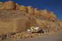 Indien. Jaisalmer. Das Jaisalmer-Fort ist eine der größten Festungsanlagen der Erde. Es wurde im Jahre 1156 n. Chr. erbaut. Diese gewaltige Festung ist 500 m lang und 250 m breit. In ihren Mauern hat sie 99 Bollwerke zum Schutz vor feindlichen Angriffen.