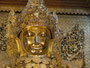 Myanmar. In der Stadt Mandalay. Besuch der Mahamyat Muni Pagode. Im Zentrum des Tempels thront der goldbeladene Mahamuni-Buddha. Er ist das Nationalheiligtum der Einheimischen. Bisher wurden von den Pilgern etwa 225 kg Blattgold an den Budhha geklebt.