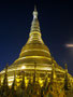 Myanmar. Hauptstadt Yangon. Die Shwedagon Pagode gilt als das Wahrzeichen des ganzen Landes. Die komplett vergoldete Pagode ist über 100 m hoch und an der Spitze mit Edelsteinen besetzt.