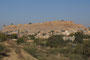 Indien. Jaisalmer. Das Jaisalmer-Fort ist eine der größten Festungsanlagen der Erde. Es wurde im Jahre 1156 n. Chr. erbaut. Diese gewaltige Festung ist 500 m lang und 250 m breit. In ihren Mauern hat sie 99 Bollwerke zum Schutz vor feindlichen Angriffen.
