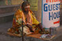 Indien. Varanasi. Sadhus sind im Hinduismus heilige Männer, die sich auf der Suche nach Erlösung einem streng asketischen Leben verschrieben haben.