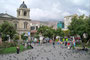 Bolivien. Die Hauptstadt La Paz liegt auf etwa 3.600 m Höhe und ist damit eine der am höchsten gelegenen Großstädte der Erde. Das Zentrum der Stadt ist die "Plaza Pedro Domingo" mit dem Regierungssitz und dem Parlament.