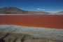 Bolivien. Die Laguna Colorada liegt auf 4.300 m Höhe und ist wegen der auffälligen roten Farbe einzigartig. Die Rotfärbung entsteht durch Mineralien und eine ganz besondere Algenart.