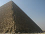 Ägypten. Hauptstadt Kairo. Die Pyramiden von Gizeh. Die Cheopspyramide ist heute noch etwa 137 m hoch und hat eine Seitenlänge von 230 m. Hierbei wurden etwa 2,3 Millionen Steinquader verbaut.