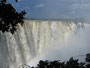 "Donnernder Rauch". Die gewaltigen Victoria-Wasserfälle. An der Grenze zwischen Sambia und Simbabwe stürzen die Fluten des Sambesi in eine 110 m tiefe Schlucht.