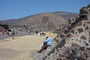 Mexico. Die gewaltige Tempelanlage Teotihuacán war bis etwa 700 n. Chr. die größte Stadt der neuen Welt. Unter den Azteken lebten hier bis zu 250.000 Menschen. Am Ende der 1 km langen Totenstraße liegt die 46 m hohe Mondpyramide.