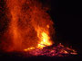 Papua Neuguinea. Bergdorf Baining. Hier beginnen die Dorfbewohner in der Nacht mit dem spektakulären Feuertanz.