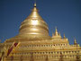 Myanmar. Bagan. Die Shwezigon-Pagode gilt als das Meisterwerk aller Tempelbauten in Bagan.