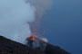 Süditalien. Insel Stromboli. Alle 20-30 Minuten schleudert der gleichnamige Vulkan Lava in 200 m Höhe. Seit der Antike wird er "Leuchtturm des Mittelmeeres" genannt. Aus relativ sicherer Entfernung kann man dieses einmalige Naturschauspiel bewundern.