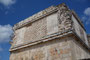 Mexico. Uxmal, ca. 600 n. Chr. entstanden, war ehemals eine der großen und kulturell bedeutenden Städte der Maya. Der Name Uxmal steht in der Mayasprache für „die dreimal Erbaute". Die Bedeutung vieler Bauten gibt bis heute noch Rätsel auf. 