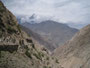 Pakistan. Jeepfahrt von Jhel nach Raikiot Bridge. Der Höhenunterschied beträgt auf 20 km etwa 1.300 Höhenmeter. Wer eine Kurve verpasst, fliegt viele hundert Meter tief in die Schlucht.