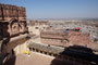 Indien. Jodhpur. Das gewaltige Mehrangarh-Fort steht auf einem 125 m hohen Hügel über der Stadt. Mit dem Bau wurde gleichzeitig zur Stadtgründung Jodhpurs im Jahre 1459 durch Roa Jodha begonnen.