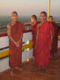 Myanmar. Mönche auf dem Mandalay Hill.