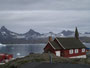 Grönland. Tasiilaq ist mit etwa 2.000 Einwohnern die größte Siedlung an der Ostküste Grönlands. Die Holzkirche von Tasiilaq.