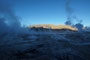 Chile. Das Geysirfeld von El Tatio. Jeden Morgen kurz vor Sonnenaufgang erwachen hier auf 4.300 m Höhe wie von Geisterhand Heißwasserfontänen und Dampfschwaden zum Leben. Bei minus 15°C ist dies ein eiskaltes Schauspiel.