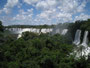 "Das große Wasser". Die beeindruckenden Wasserfälle von Iguazu´. An der Grenze zwischen Brasilien und Argentinien stürzen die Fluten des Rio Iguazu´ auf einer Breite von über 2.700 m in eine 75 m tiefe Schlucht.