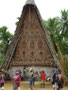 Papua Neuguinea. Provinz East Sepik. Dorfbesuch am Sepik-Fluss. Die Langhäuser sind die Geisterhäuser am Sepik. Im Inneren verbergen sich mystische Schnitzereien und heilige Gegenstände. Hier nehmen die Männer des Clans Kontakt mit ihren Vorfahren auf.
