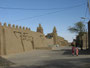 Mali. Die Stadt Timbuktu. Timbuktu war im Mittelalter eine unendlich reiche Stadt. Hier wurden Sklaven, Gold und Elfenbein gegen das lebensnotwendige Salz aus der Sahara getauscht.