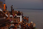 Indien. Varanasi. Was Mekka für die Moslems, das ist Varanasi für die Hindus - die Heiligste unter den Städten. Seit Jahrtausenden strömen Millionen Pilger an den Ganges, um beim rituellen Bad von ihren Sünden gereinigt zu werden.