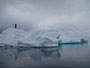 Grönland. Bootsfahrt im Polarmeer. Um den weiteren Weg mit dem Boot zu finden, hilft für eine bessere Sicht das Erklimmen eines Eisberges.