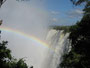 "Donnernder Rauch". Die gewaltigen Victoria-Wasserfälle. An der Grenze zwischen Sambia und Simbabwe stürzen die Fluten des Sambesi in eine 110 m tiefe Schlucht.
