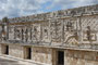 Mexico. Uxmal, ca. 600 n. Chr. entstanden, war ehemals eine der großen und kulturell bedeutenden Städte der Maya. Der Name Uxmal steht in der Mayasprache für „die dreimal Erbaute". Die Bedeutung vieler Bauten gibt bis heute noch Rätsel auf. 