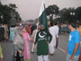Pakistan. Provinz Punjab. Nahe der Stadt Wagah gibt es den einzigen Grenzübergang von Pakistan nach Indien. Jeden Abend findet hier eine spektakuläre Grenzschließungszeremonie statt. Beiderseits der Grenze feiern dabei tausende Besucher.