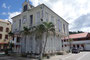 Karibikinsel Martinique. Die Holzhäuser im Küstenstädtchen Saint-Pierre stammen meist noch aus der französischen Kolonialzeit.