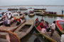 Indien. Varanasi. Was Mekka für die Moslems, das ist Varanasi für die Hindus - die Heiligste unter den Städten. Seit Jahrtausenden strömen Millionen Pilger an den Ganges, um beim rituellen Bad von ihren Sünden gereinigt zu werden. 