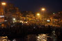 Indien. Varanasi. Was Mekka für die Moslems, das ist Varanasi für die Hindus - die Heiligste unter den Städten. Traditionelle Abendzeremonie am Ganges.