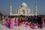 Indien. Agra. Das Taj Mahal ist das Zeichen einer unsterblichen Liebe und eines der schönsten Bauwerke auf unserer Erde. Der Großmogul Shah Jahan ließ es zum Gedenken an seine im Jahre 1631 verstorbene Lieblingsfrau Mumtaz Mahal erbauen. 